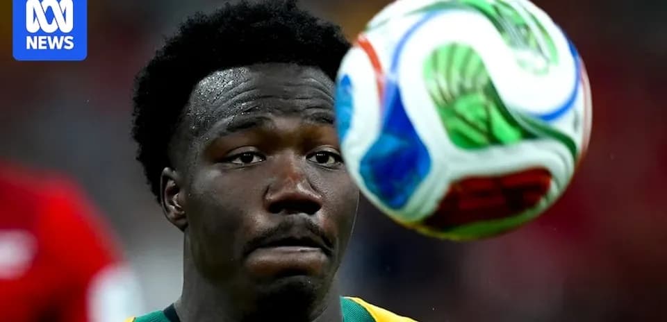 Jugador australiano mirando un balón de fútbol