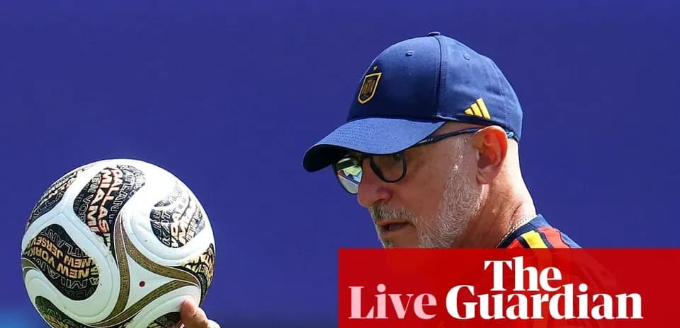 Entrenador sosteniendo un balón de fútbol