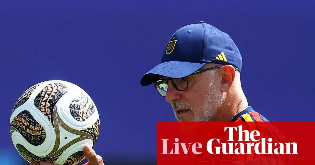 Entrenador sosteniendo un balón de fútbol
