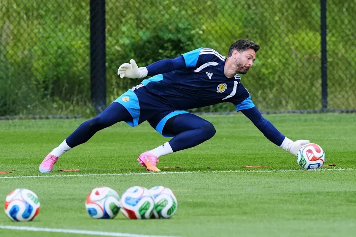 Portero entrenando y atrapando balón en campo