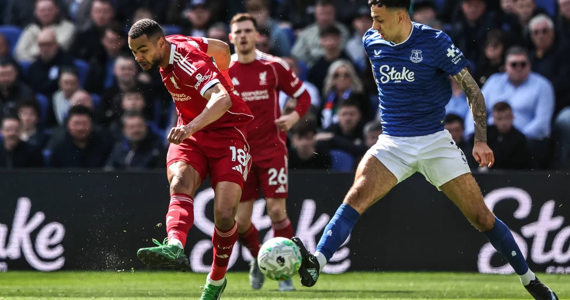 Jugador de Liverpool driblando ante defensor de Everton