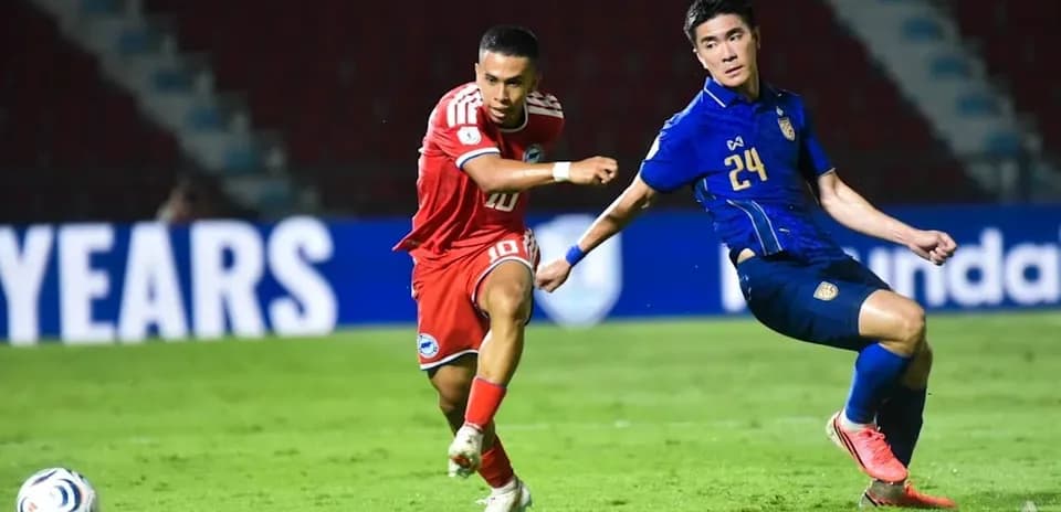 Jugador en acción durante un partido de fútbol