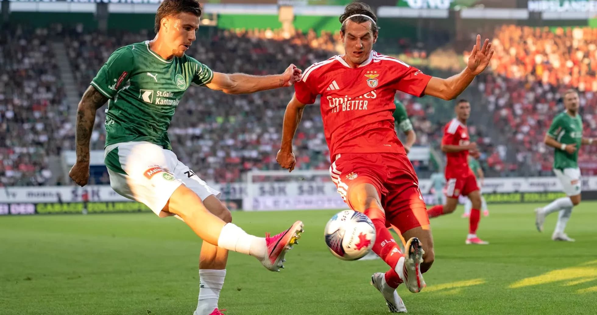 Jugadores de Benfica y FC St. Gallen en acción