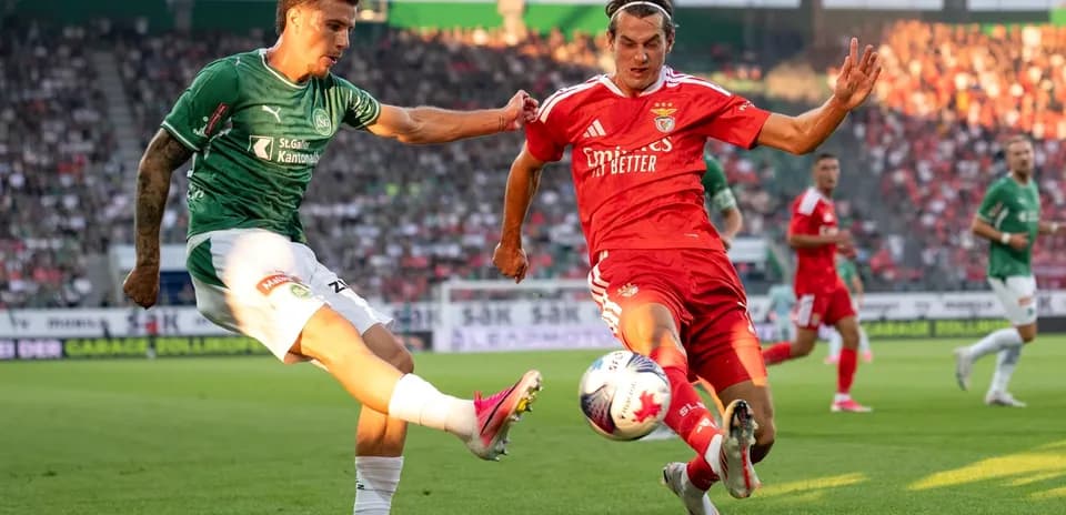 Jugadores de Benfica y FC St. Gallen en acción