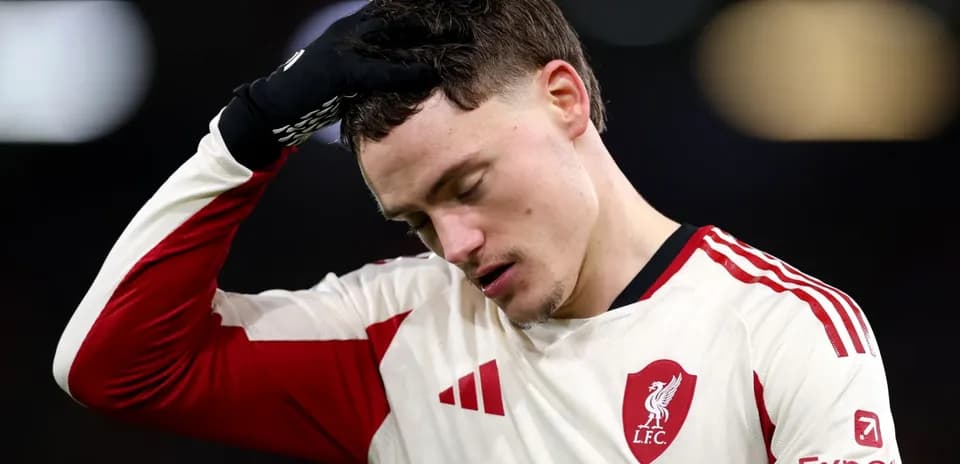 Jugador de Liverpool con gesto de frustración tras partido