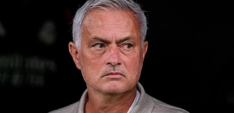 Entrenador observando desde el banquillo del equipo
