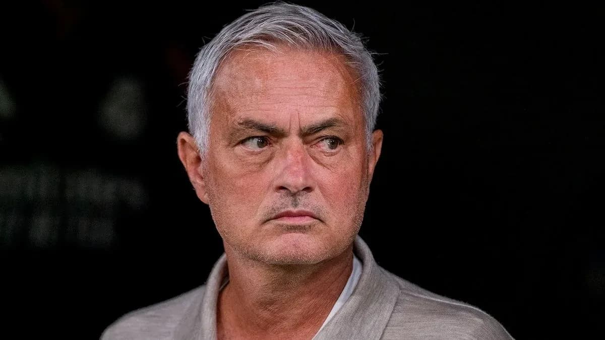 Entrenador observando desde el banquillo del equipo