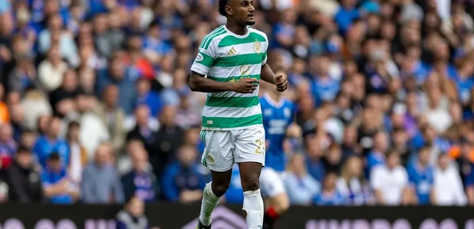 Jugador de Celtic corriendo en el campo lleno de aficionados
