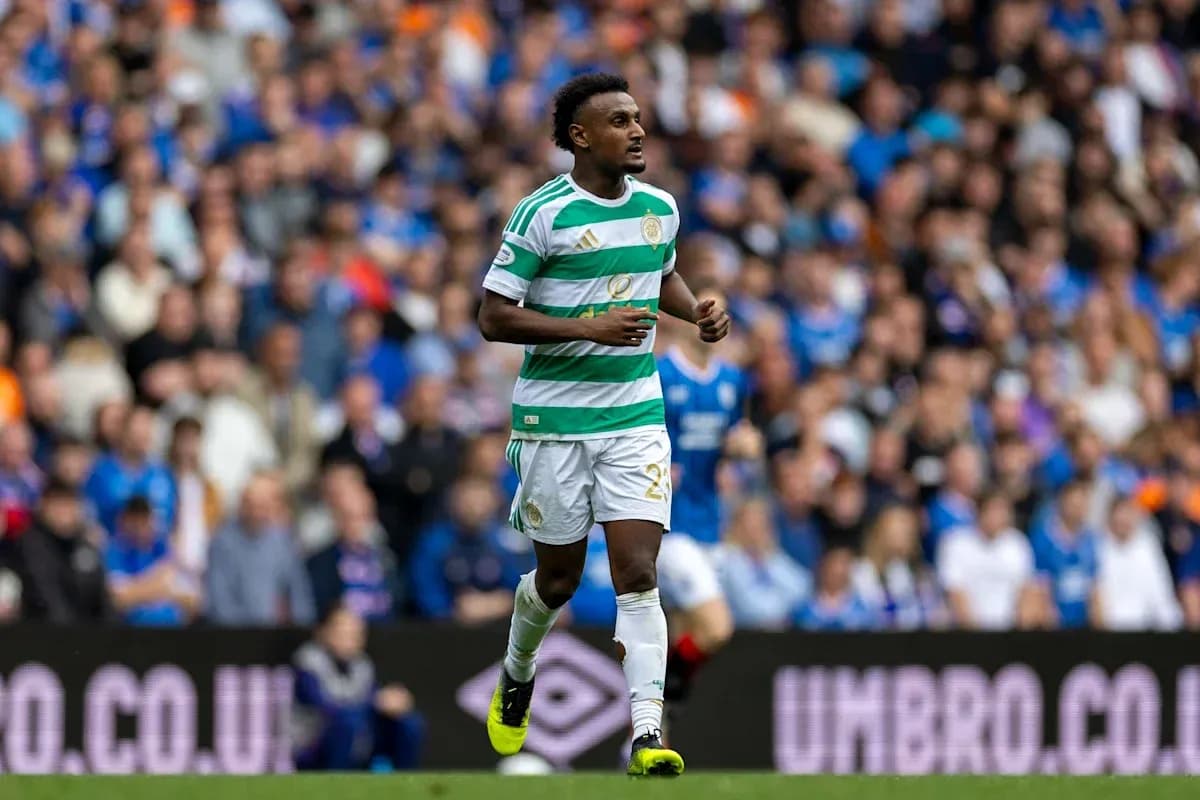 Jugador de Celtic corriendo en el campo lleno de aficionados