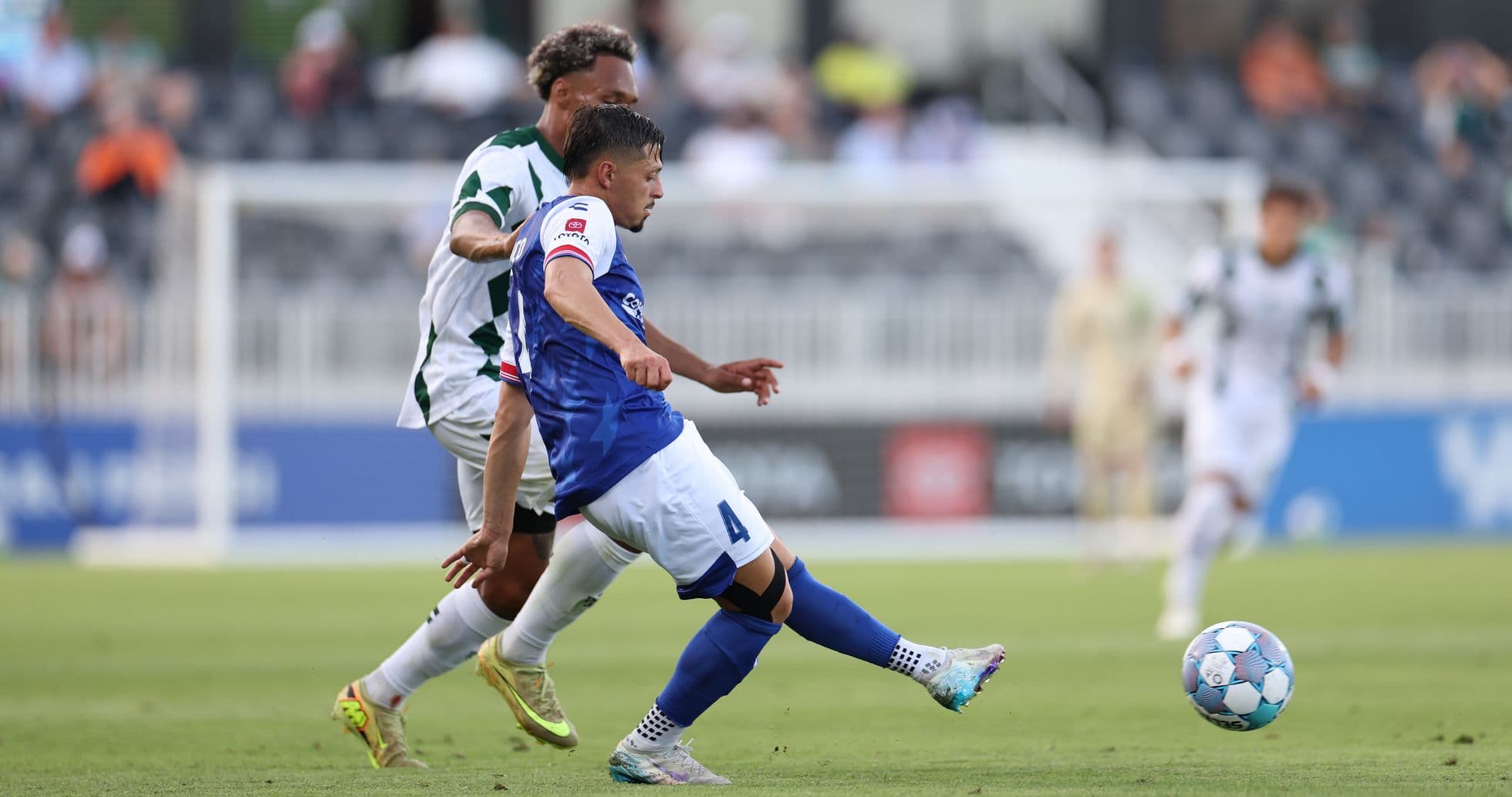 Jugador en acción durante el partido de fútbol