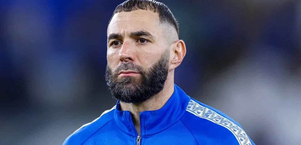 Jugador de fútbol en chaqueta azul antes del partido