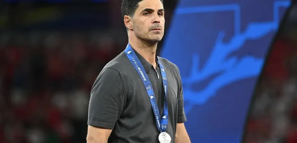 Entrenador con medalla de plata tras el partido