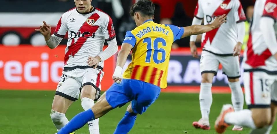 Diego López desafiando a un jugador de Rayo Vallecano