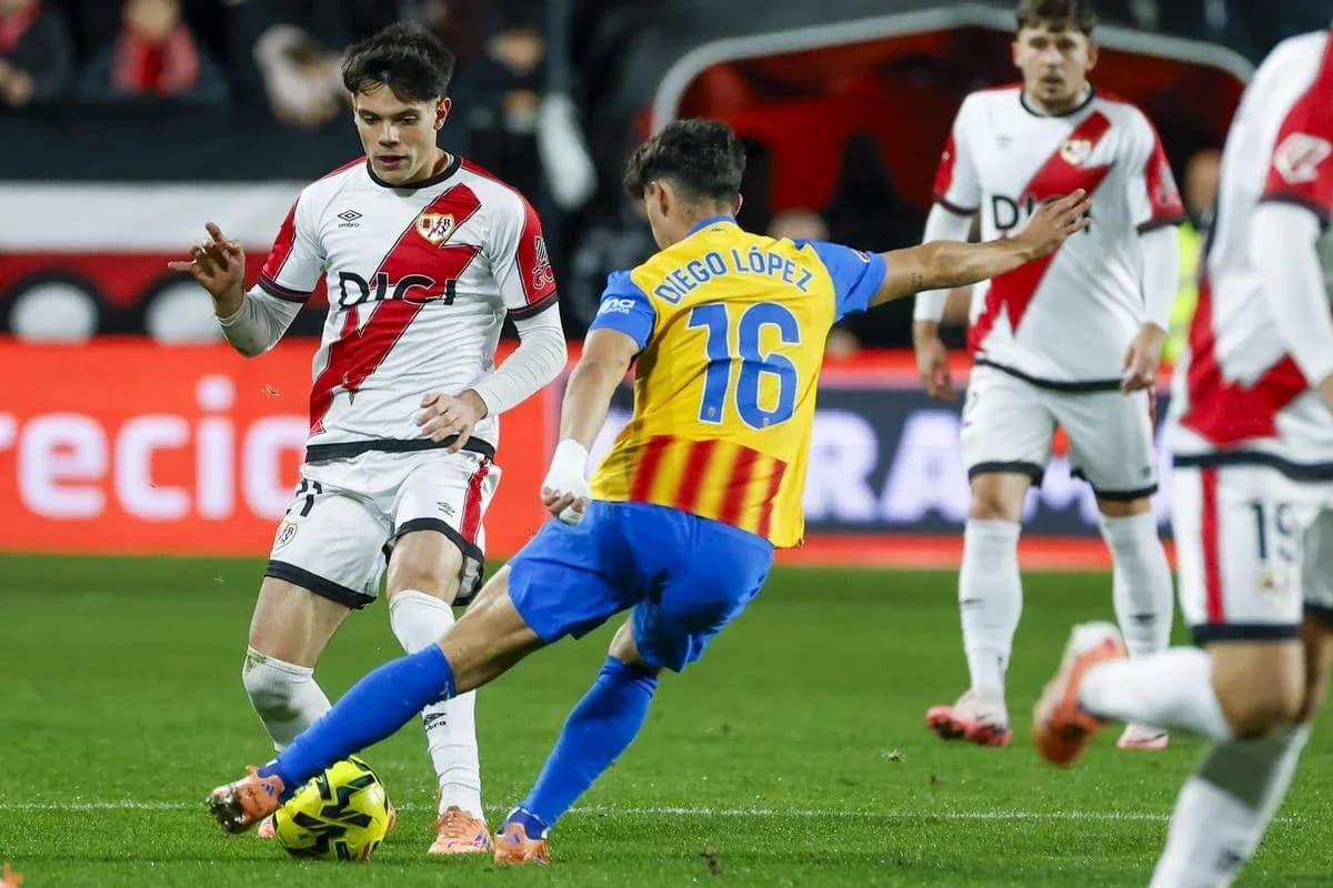 Diego López desafiando a un jugador de Rayo Vallecano