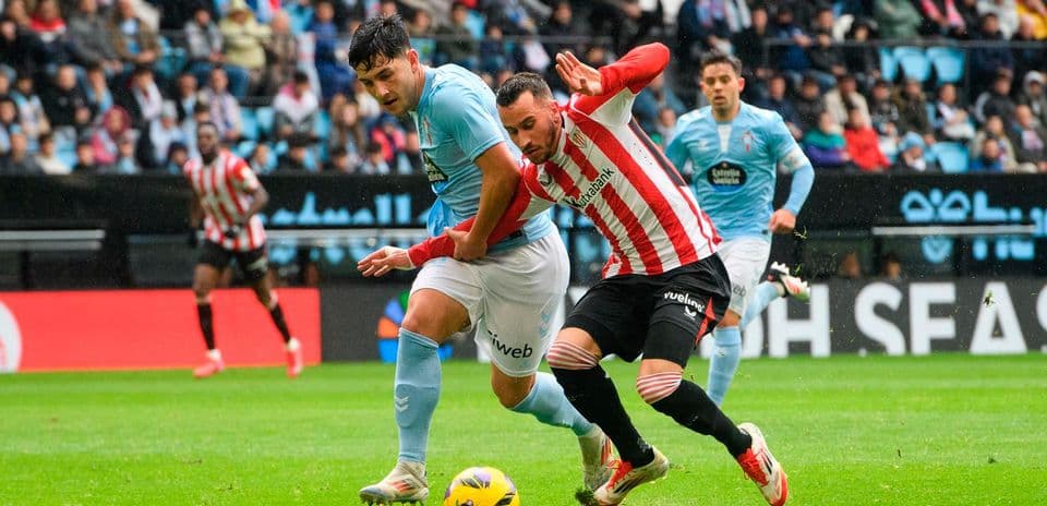 Jugadores de Athletic Club y Celta Vigo luchando por el balón