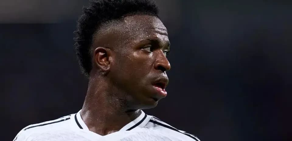 Jugador de fútbol con camiseta blanca en acción