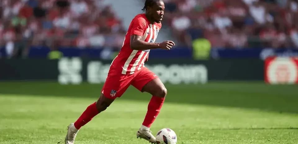 Jugador de Atlético de Madrid corriendo con balón