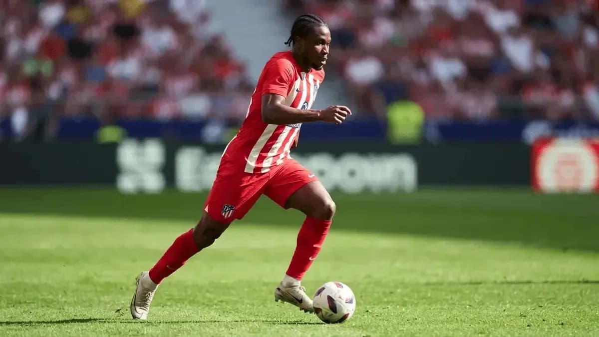 Jugador de Atlético de Madrid corriendo con balón