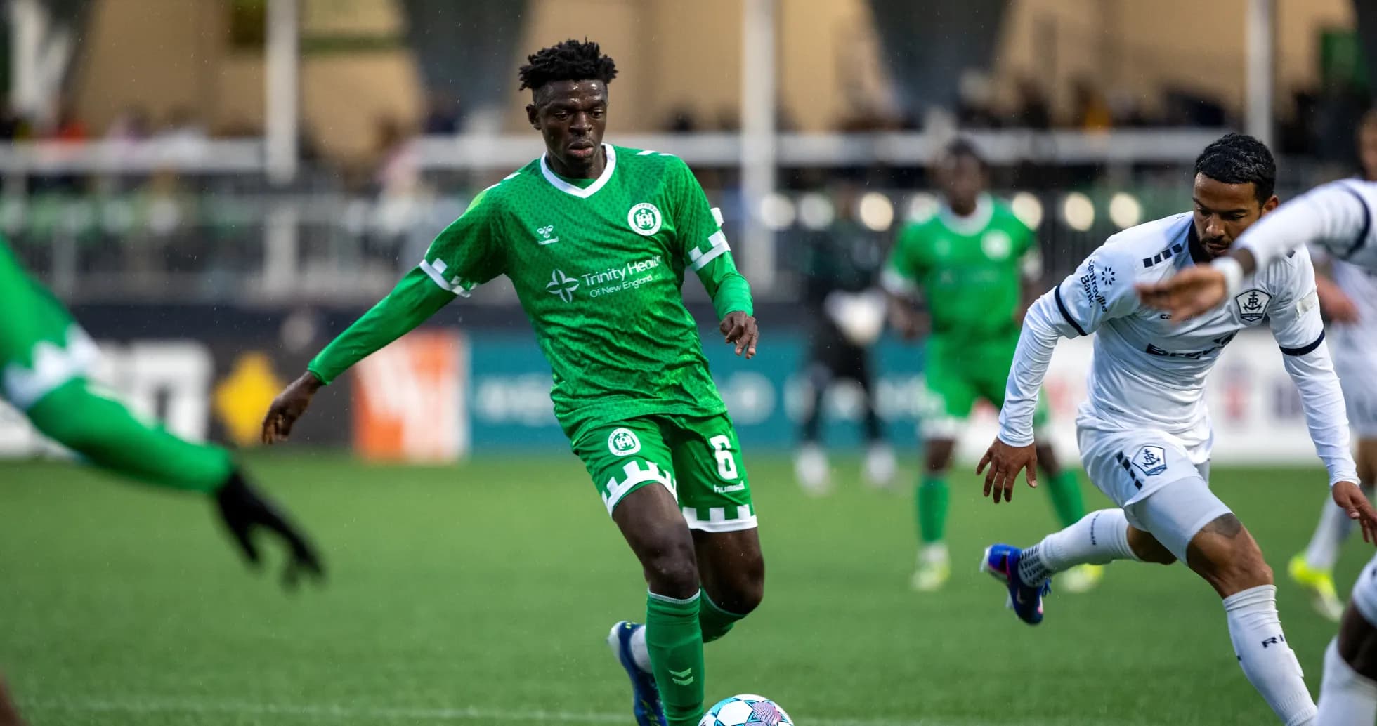 Jugador de Hartford Athletic con el balón