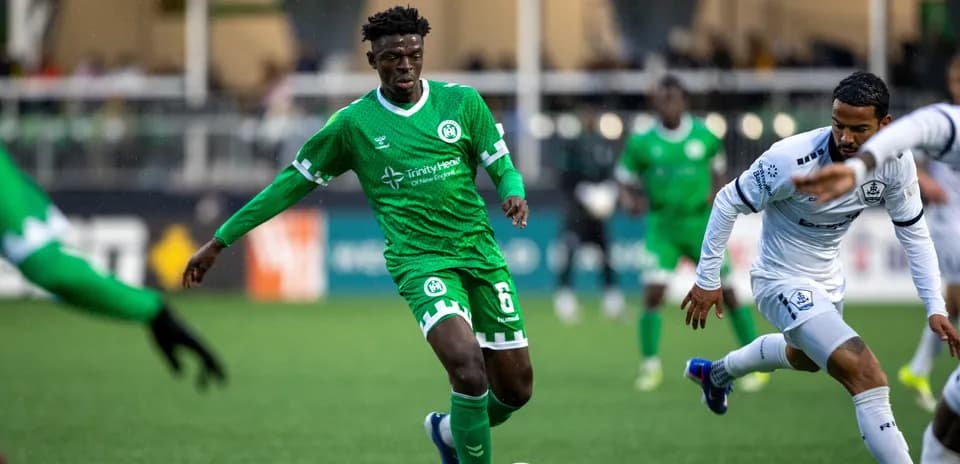 Jugador de Hartford Athletic con el balón