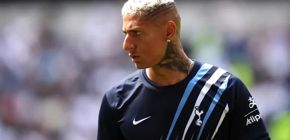 Jugador de Tottenham en el campo durante el partido