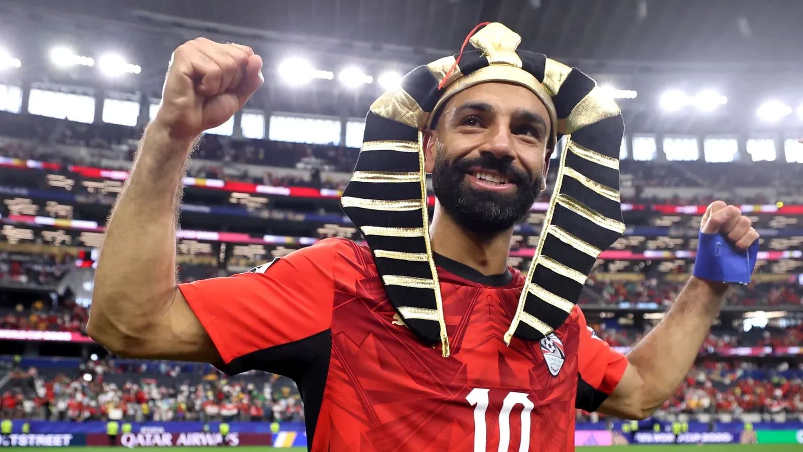 Jugador celebrando con un tocado egipcio en el estadio