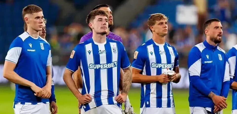 Jugadores de Lech Poznan en el campo