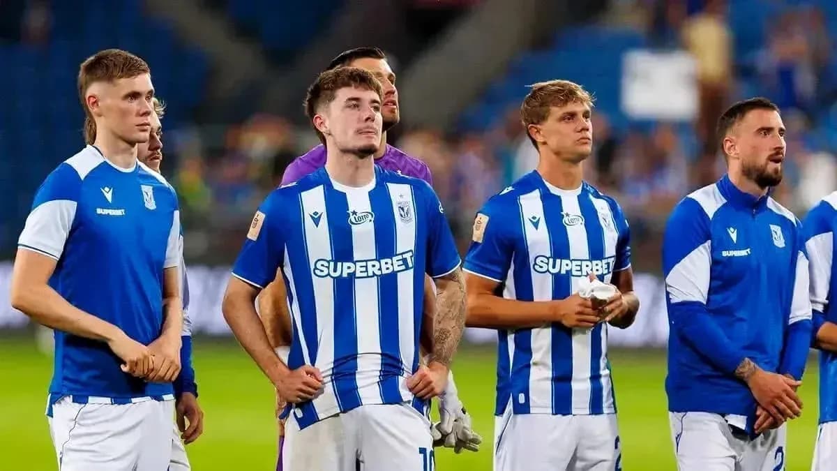 Jugadores de Lech Poznan en el campo