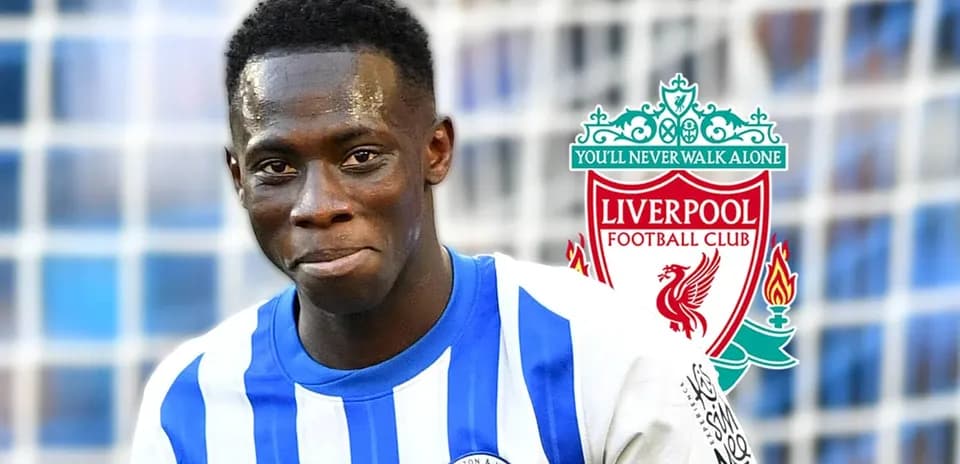 Jugador de Brighton sonriente con logos de Liverpool