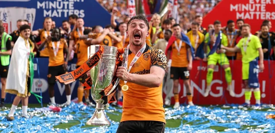 Jugador celebrando con trofeo en ceremonia de premiación