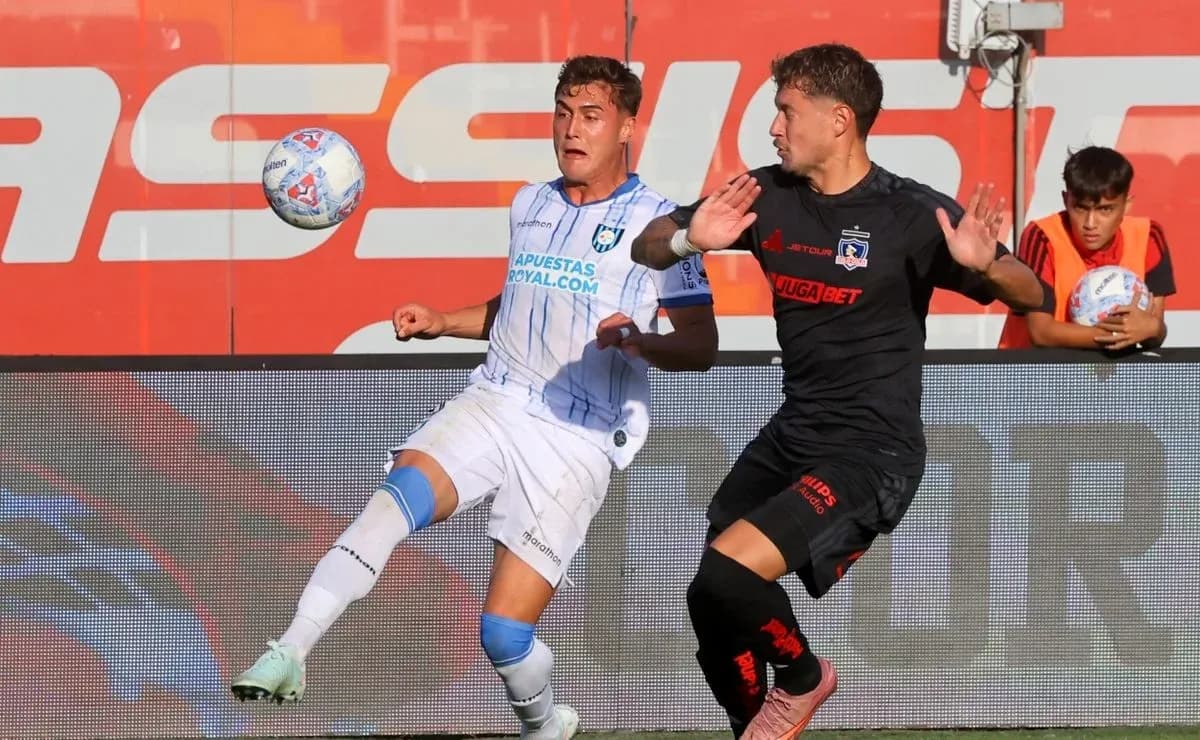 Jugador de Huachipato compitiendo por el balón