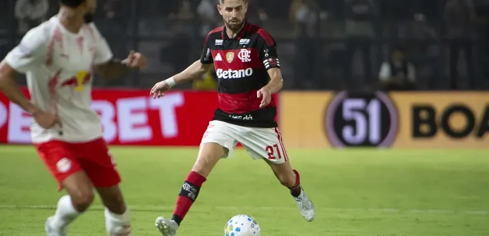 Jugador de Flamengo con balón en el campo