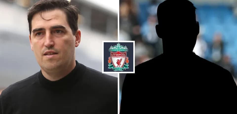 Entrenador caminando con logo de Liverpool en el centro