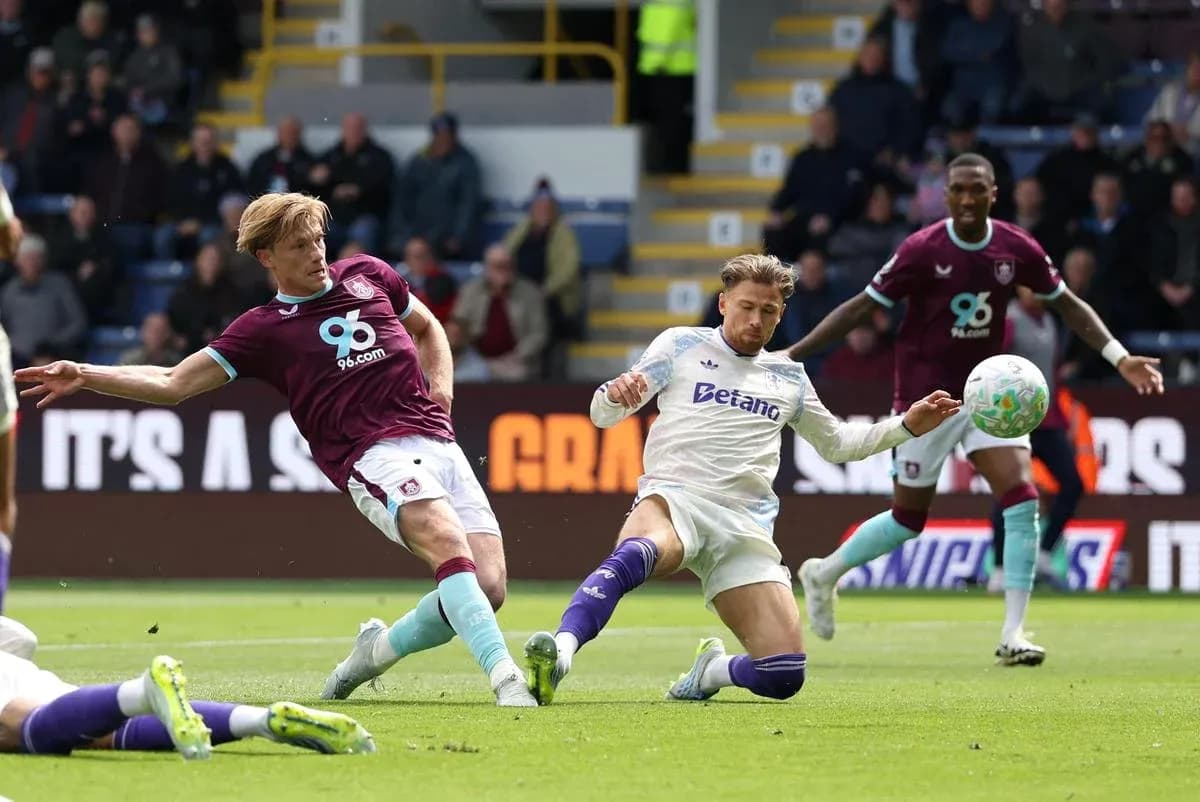 Jugador de Burnley y Aston Villa en acción