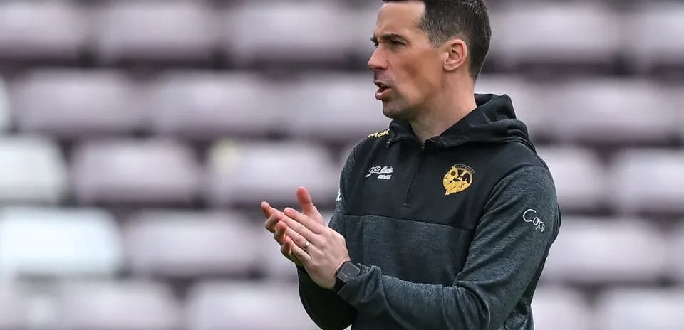 Entrenador aplaudiendo durante la sesión de entrenamiento