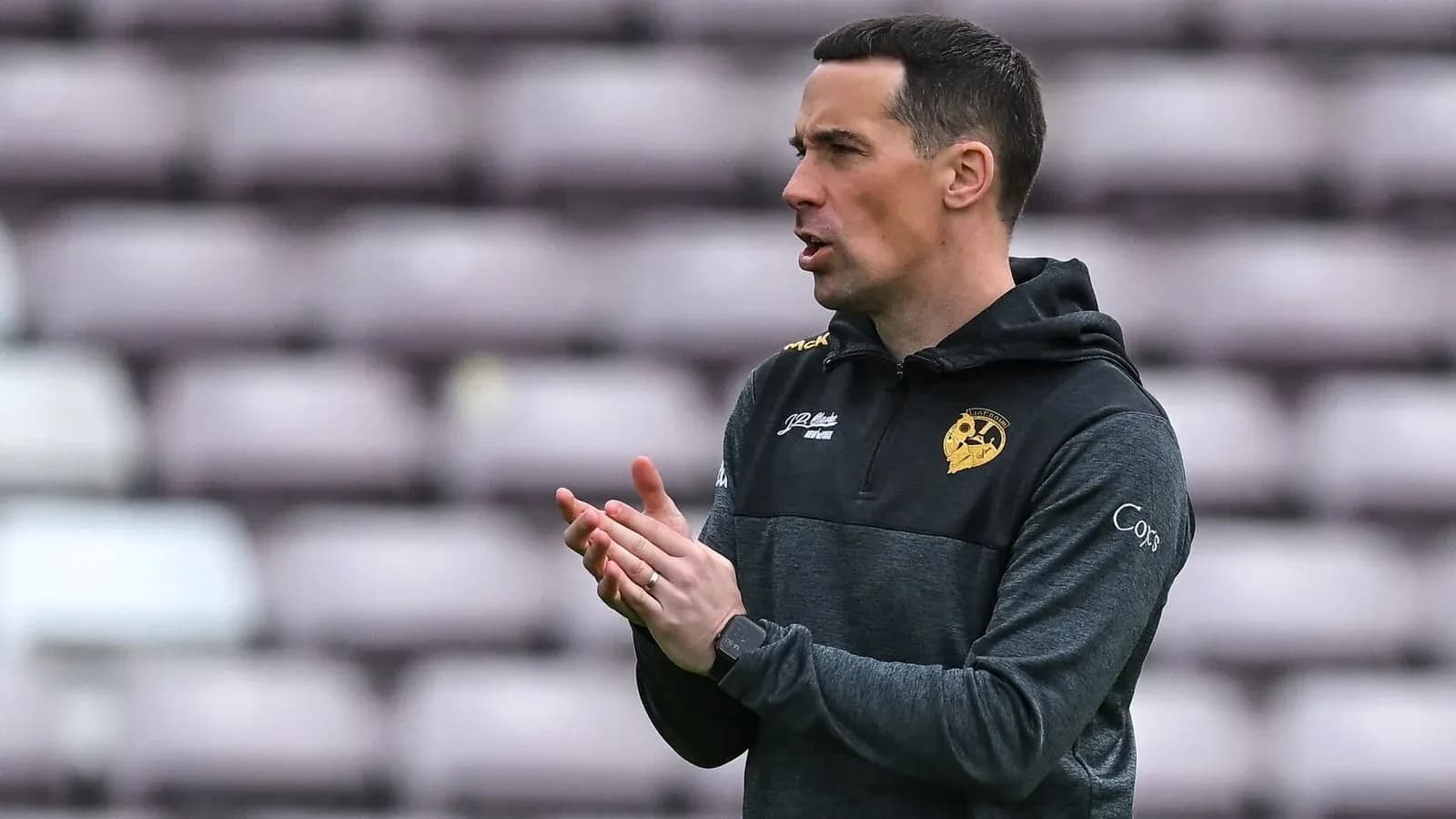 Entrenador aplaudiendo durante la sesión de entrenamiento