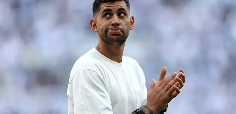 Jugador aplaudiendo en el campo antes del partido