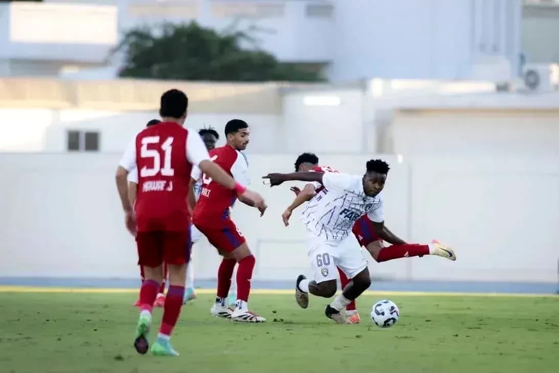 Jugador en acción durante el partido de fútbol
