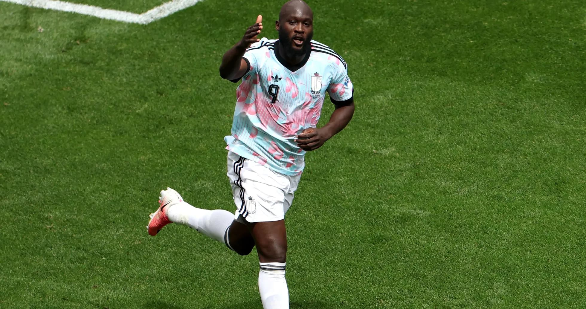 Jugador corriendo con camiseta de Argentina en el campo