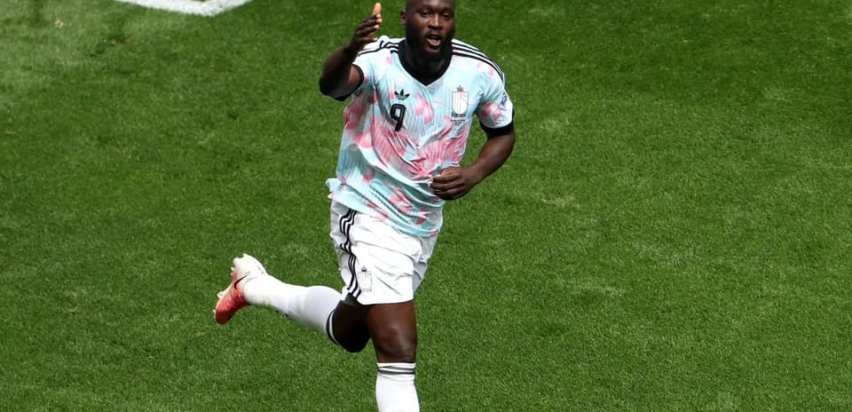 Jugador corriendo con camiseta de Argentina en el campo