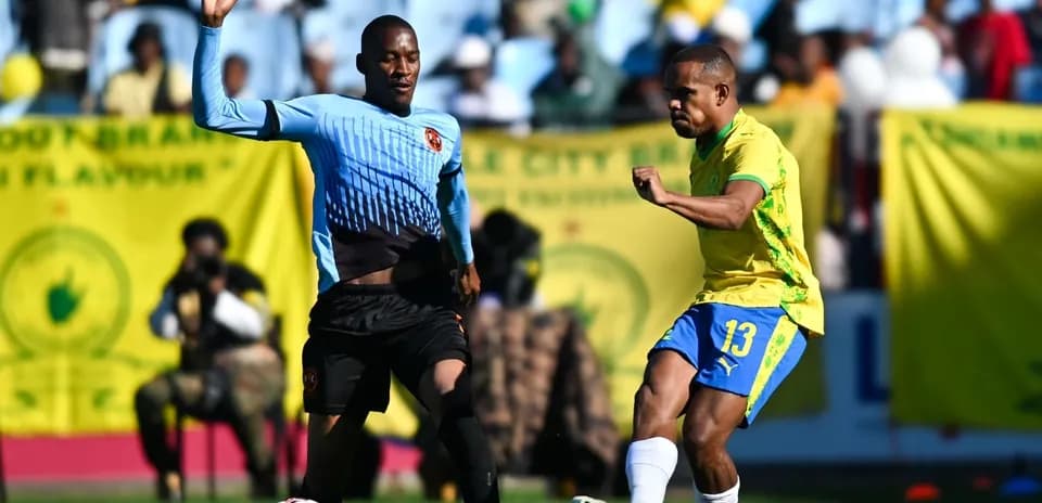 Jugador de fútbol driblando a oponente en partido
