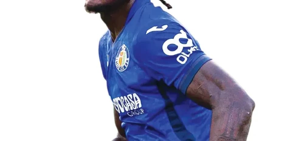 Jugador de fútbol con camiseta azul corriendo