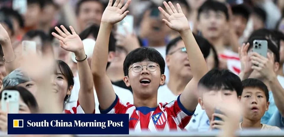 Aficionado animado con camiseta de Atlético de Madrid