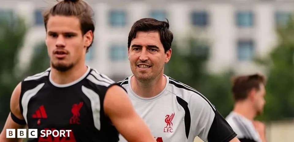 Entrenamiento del equipo Liverpool en el campo