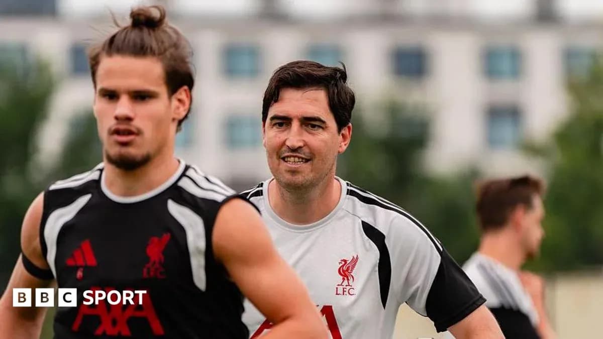 Entrenamiento del equipo Liverpool en el campo