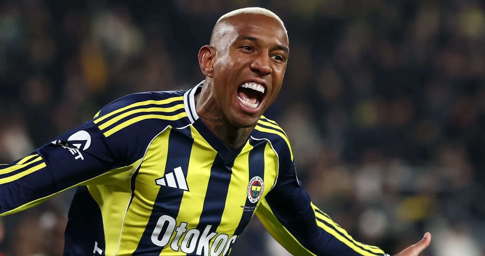 Jugador de Fenerbahçe celebrando un gol con entusiasmo