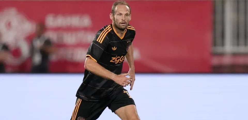 Jugador de Ajax corriendo en el campo de fútbol