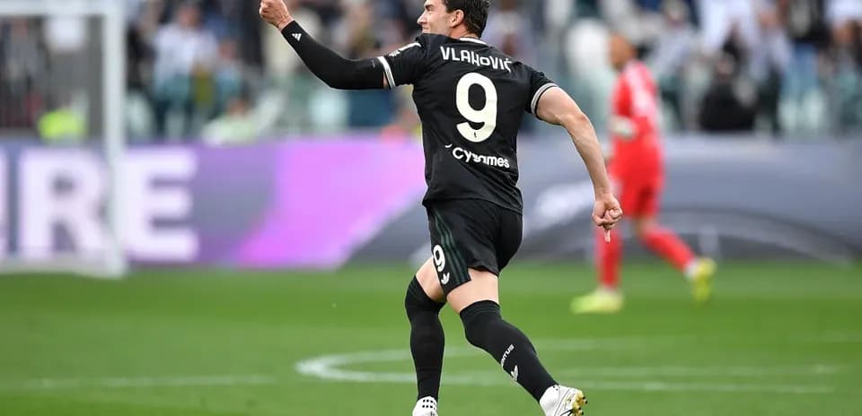 Vlahović celebrando un gol durante el partido