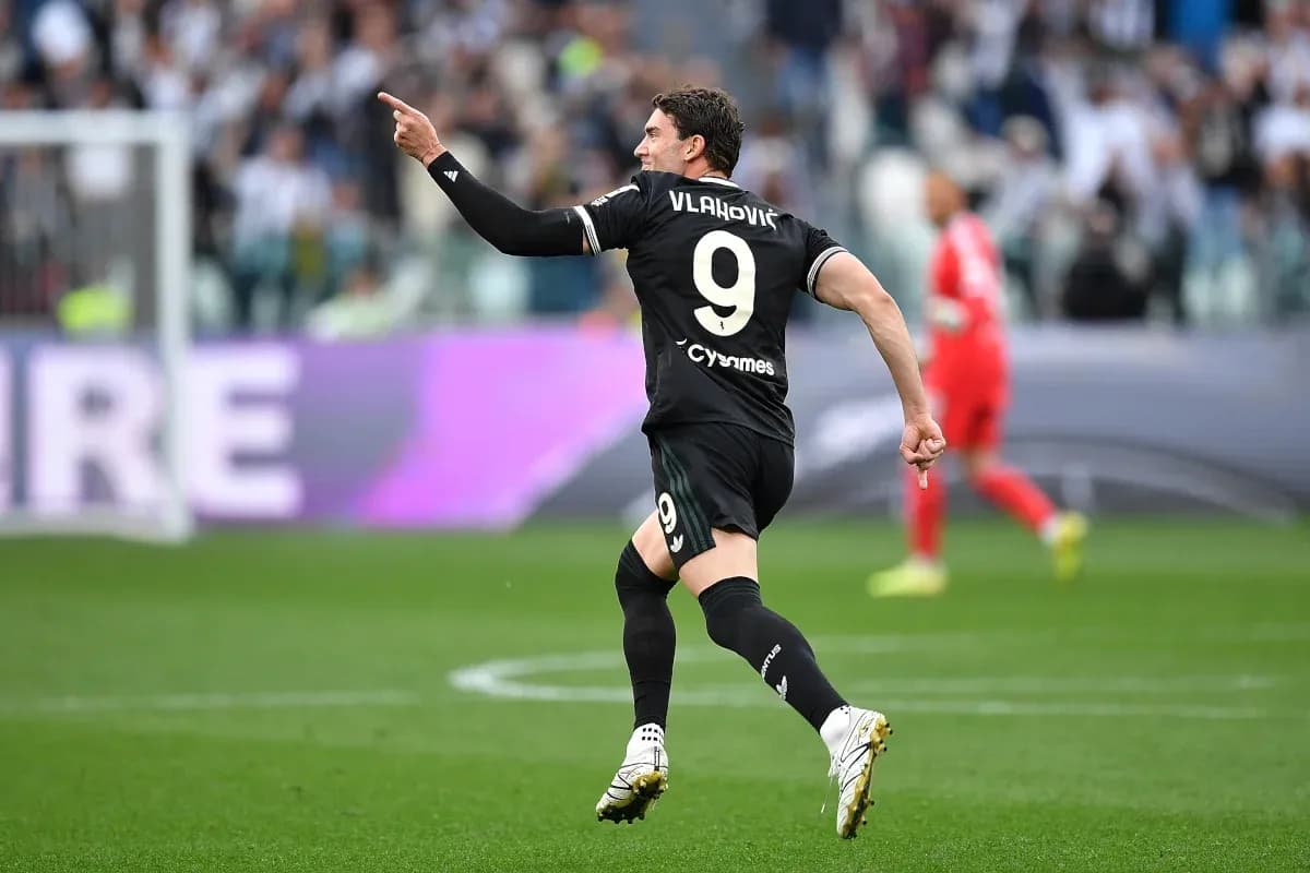 Vlahović celebrando un gol durante el partido