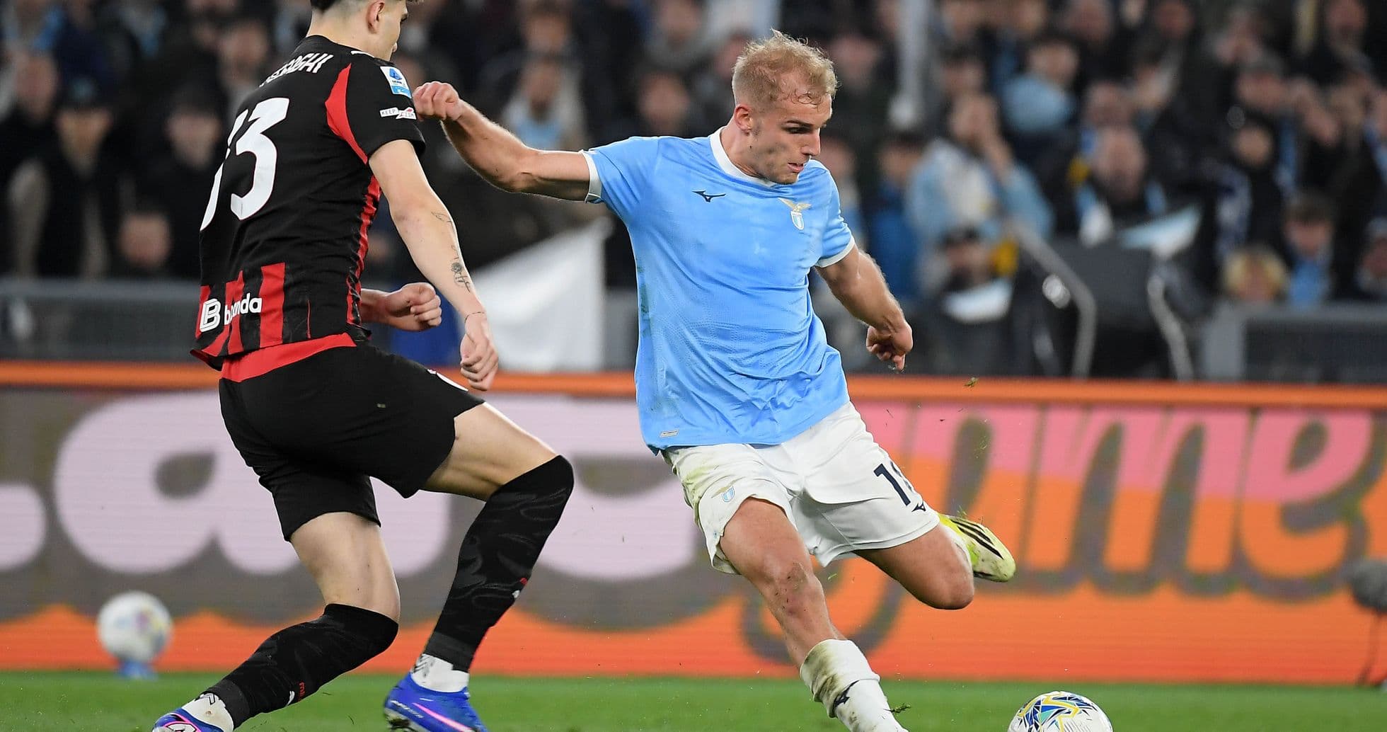 Jugador de Lazio driblando a defensor de AC Milan